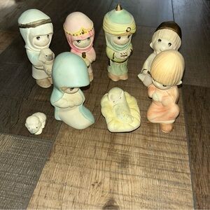 Nativity Set 8 Pieces. Jesus, Mary & Joseph Wise Men